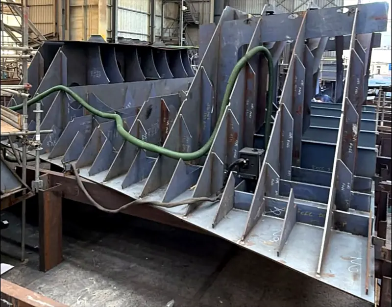 Grande struttura in lamiera d’acciaio con nervature, in costruzione in officina