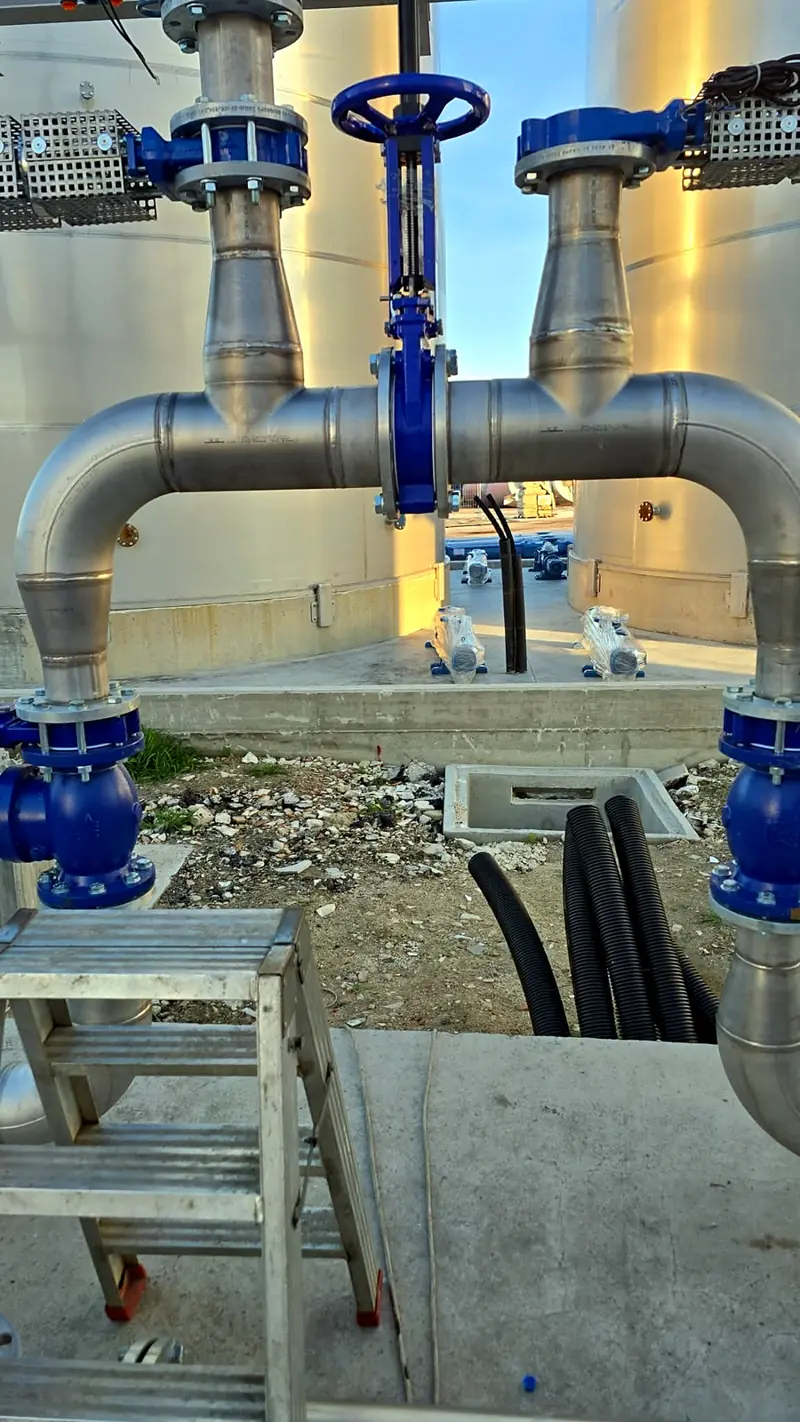 Tubazioni in acciaio con valvole blu installate all’aperto